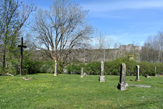 Vedbacka ödekyrkogård i Rödbo med Bohus fästning, Kungälv i bakgrunden