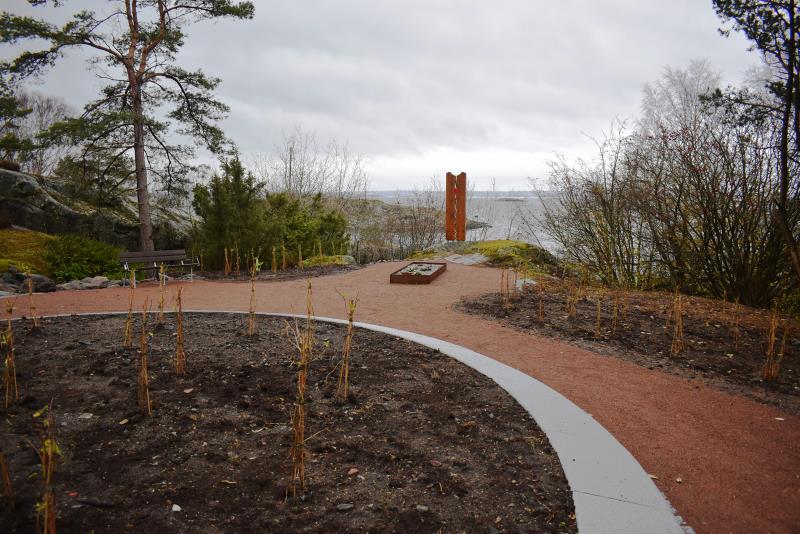 Minneslunden på Vrångö med nybyggt gravområde, ljusplats och konstverk i bakgrunden mot havet