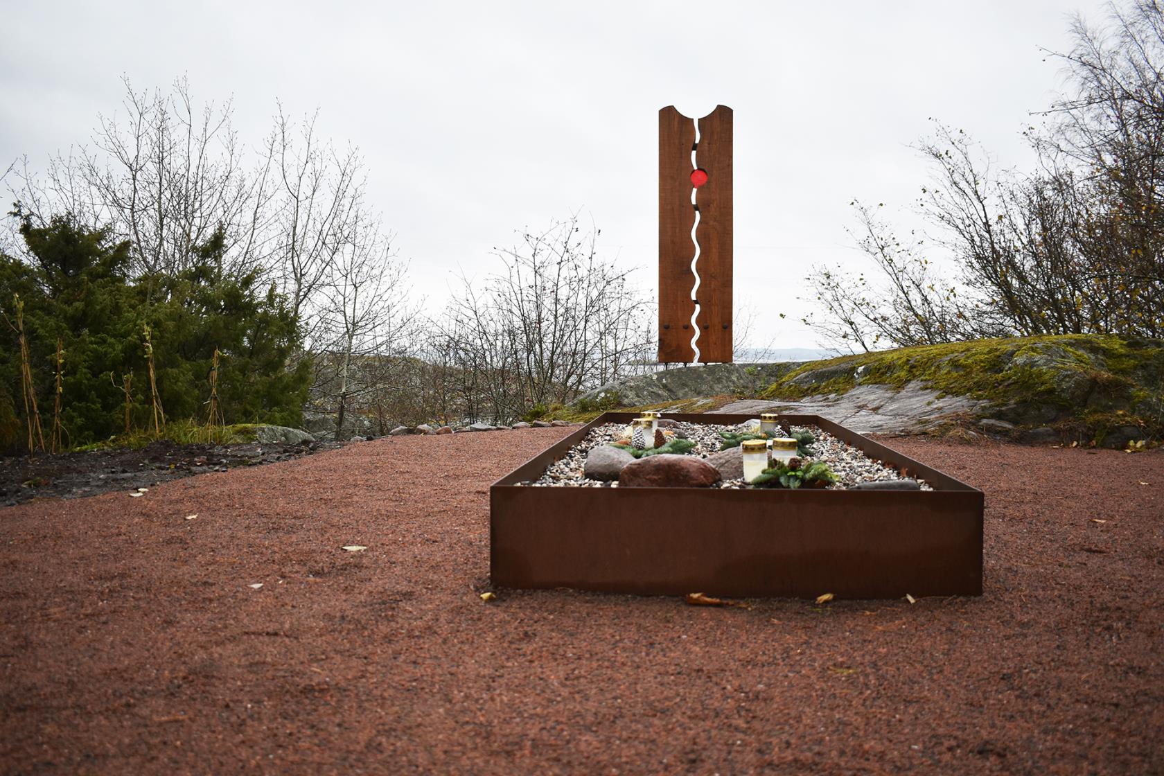 Minneslunden på Vrångö med ljushållare och konstverk