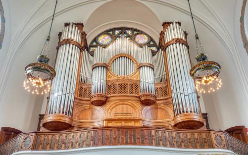 Läktarorgel i romantisk stil.