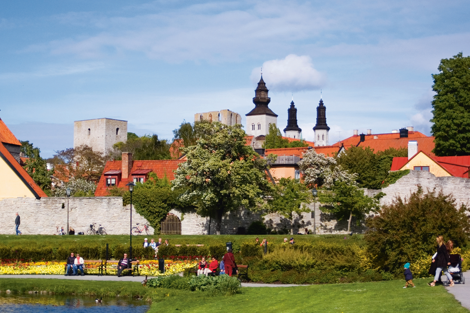 Vy över Visby och domkyrkan från Almedalen