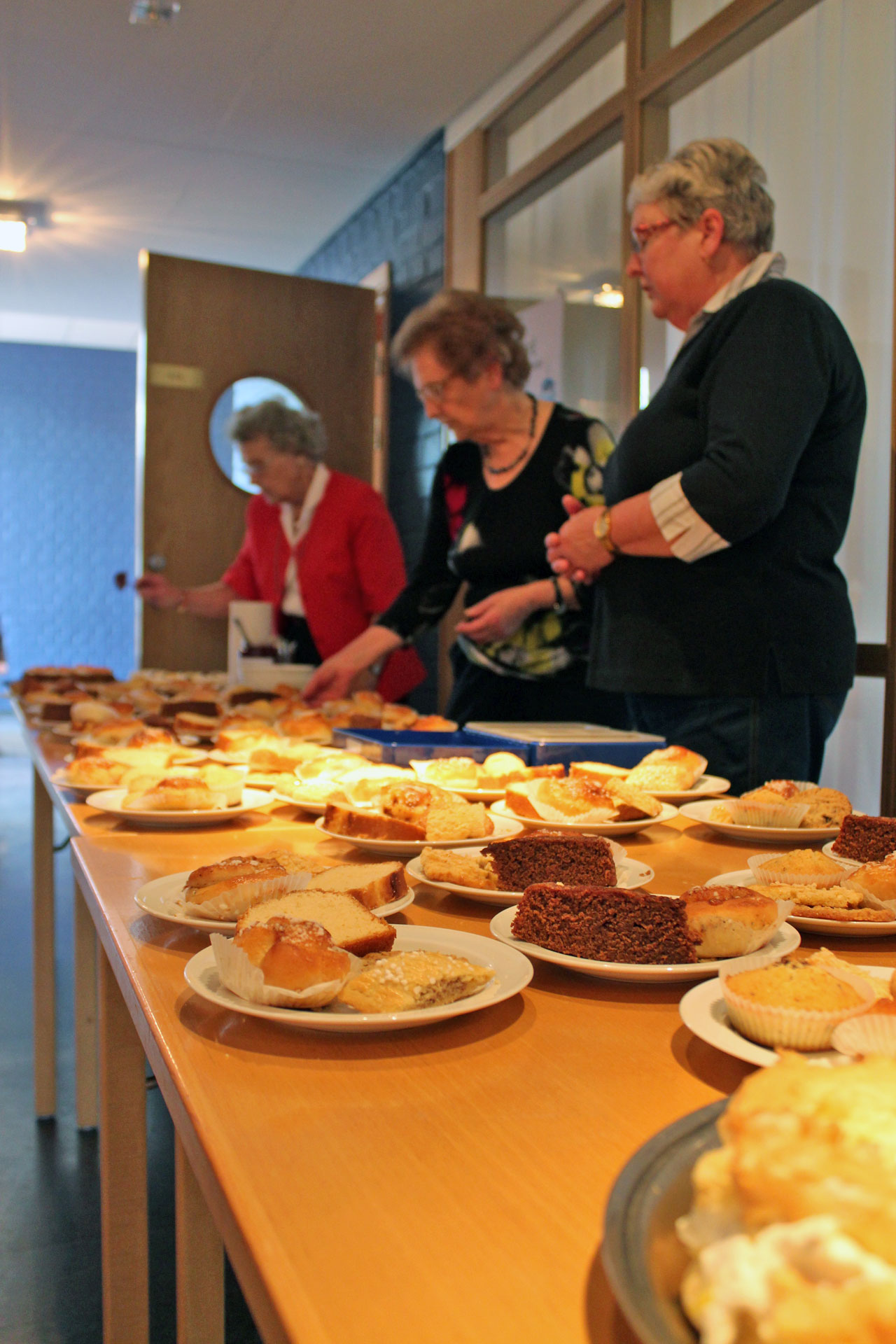 Hembakt fika står uppdukat när Arbetskretsen har basar i Kungälvs församlingshem.