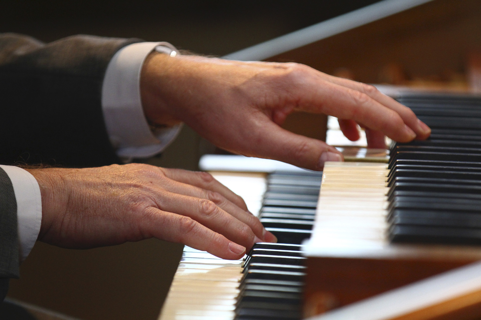 Göran spelar orgel, närbild händer