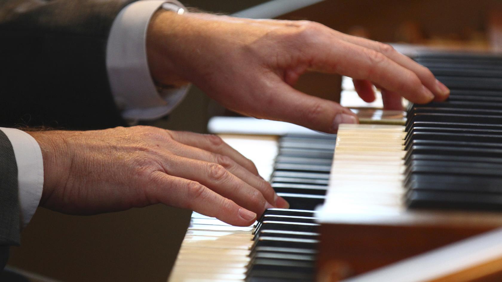 Göran spelar orgel, närbild händer