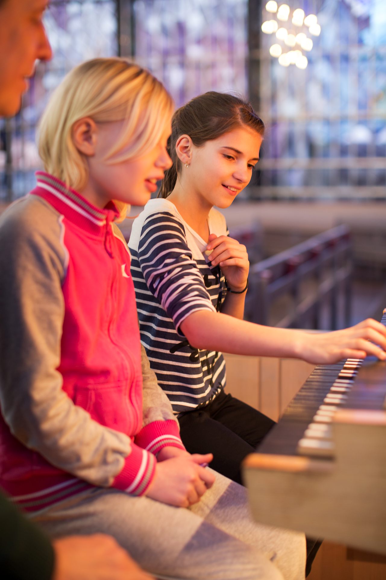 två barn i 10 års åldern provar att spela orgel