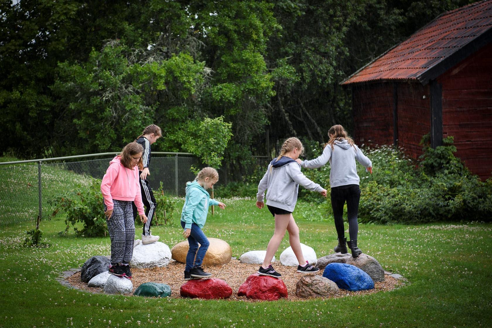 Barn, stenar, frälsarkrans