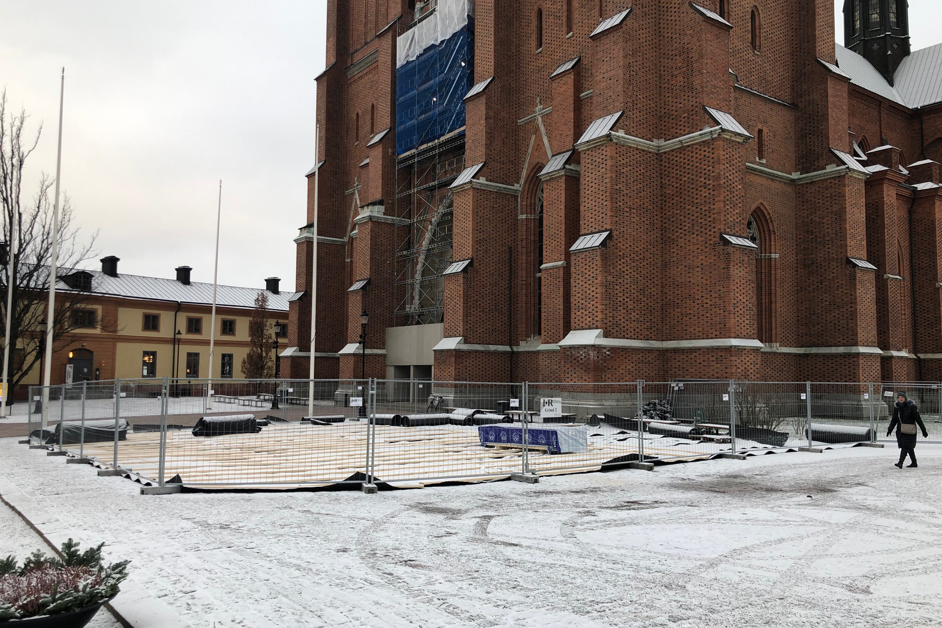 I mitten av december 2018 placeras frysskydd ut på ett område på Domkyrkoplan inför det kommande schaktningsarbetet.