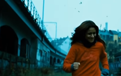 Scen från filmen Fighter. Långhårig person springer mot kameran.