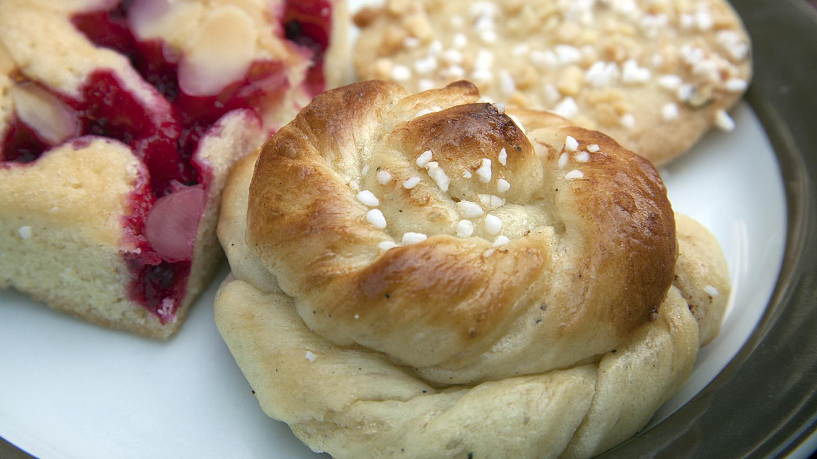 Bullar och kakor på ett fat