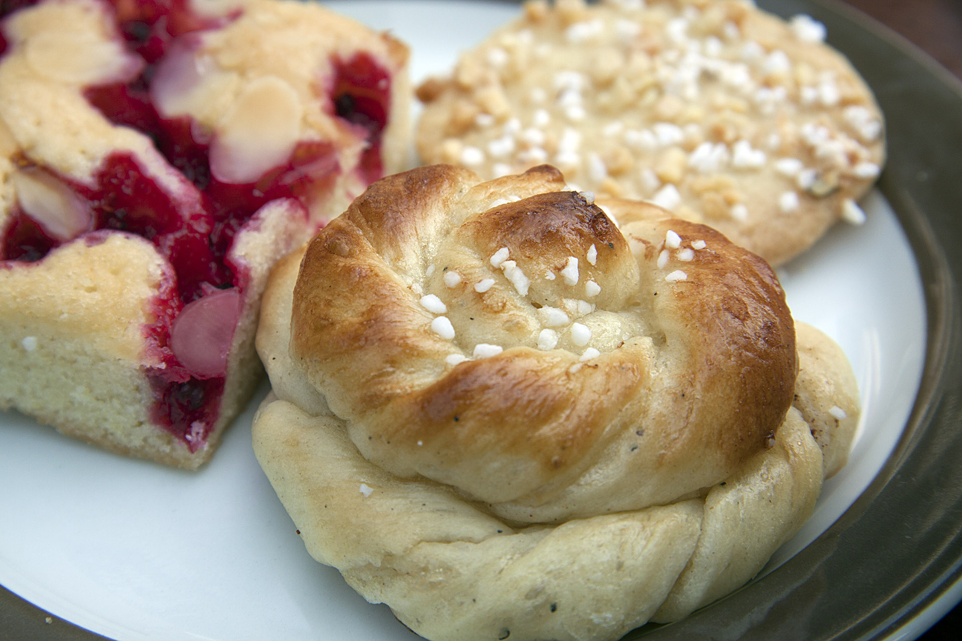 Bullar och kakor på ett fat