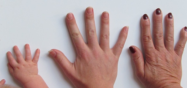 Tre händer i olika storlekar.