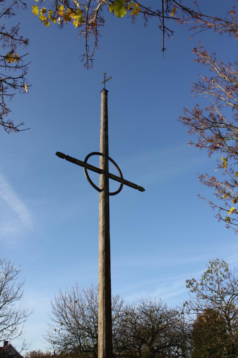 Gårdskorset vi Bäl kyrka