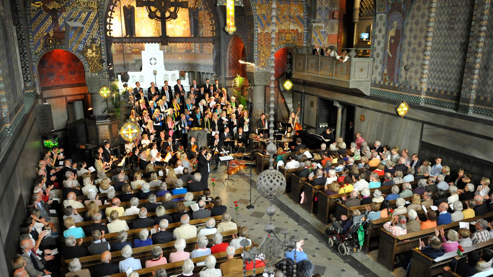 Fullsatt kyrka firar gudstjänst