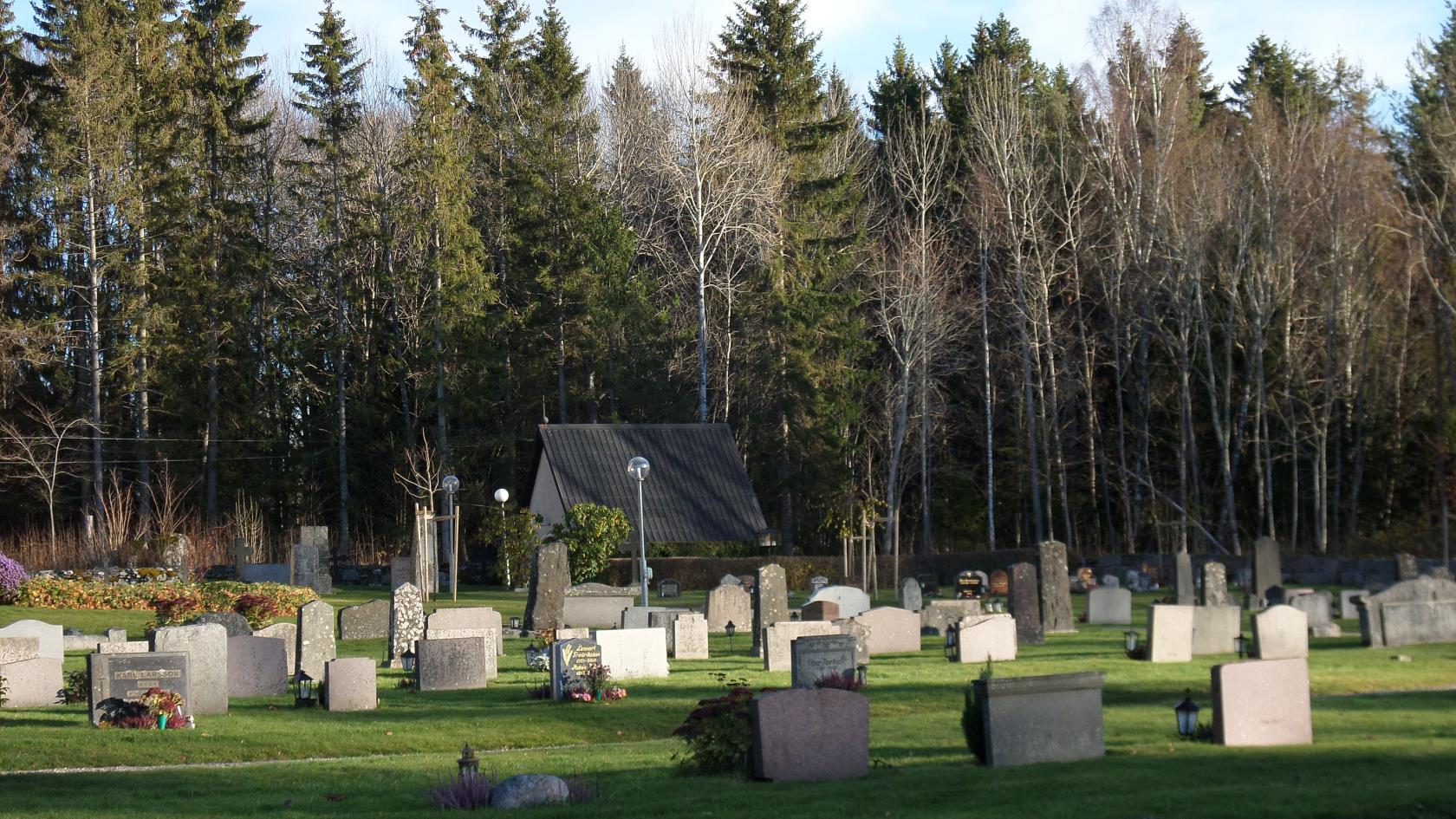 Vy över gravplatser på HImmeta kyrkogård.