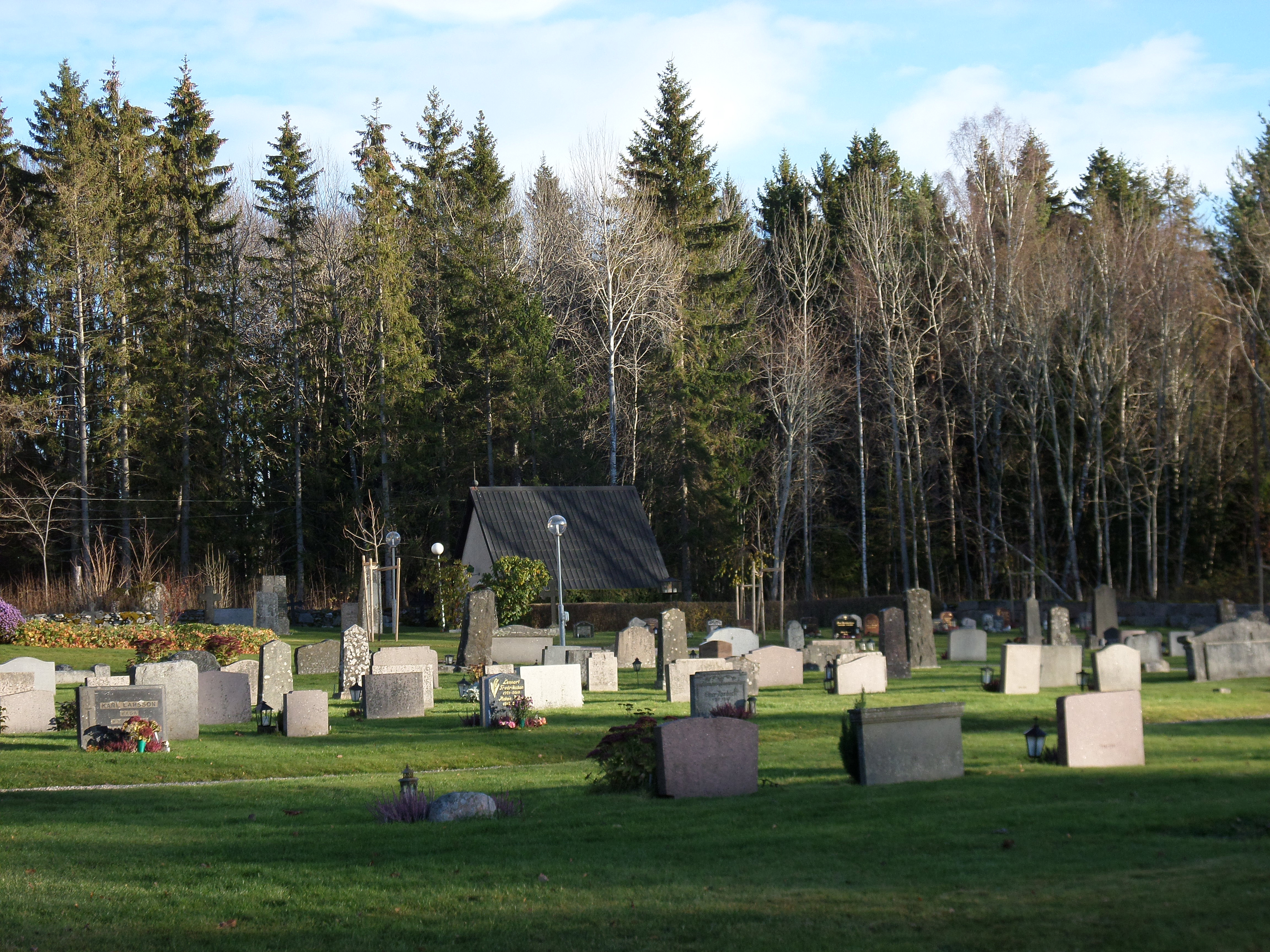 Vy över gravplatser på HImmeta kyrkogård.