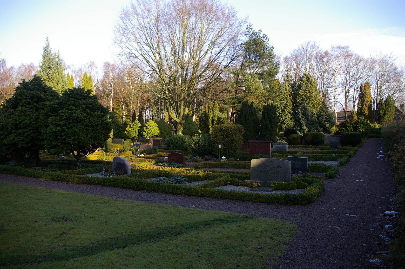 Gravstenar på kyrkogården.