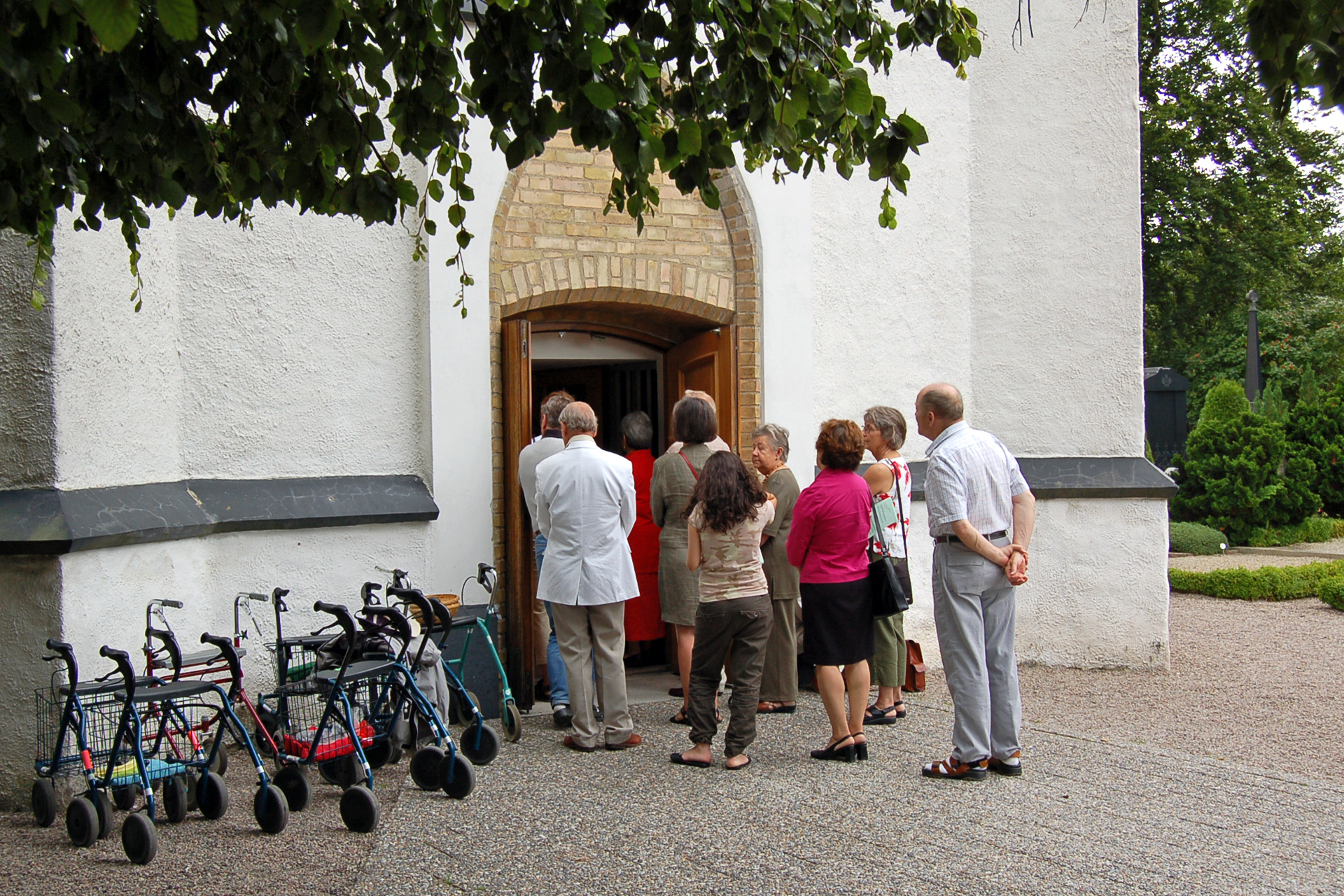 Kö på väg in till gudstjänst i Brågarps kyrka