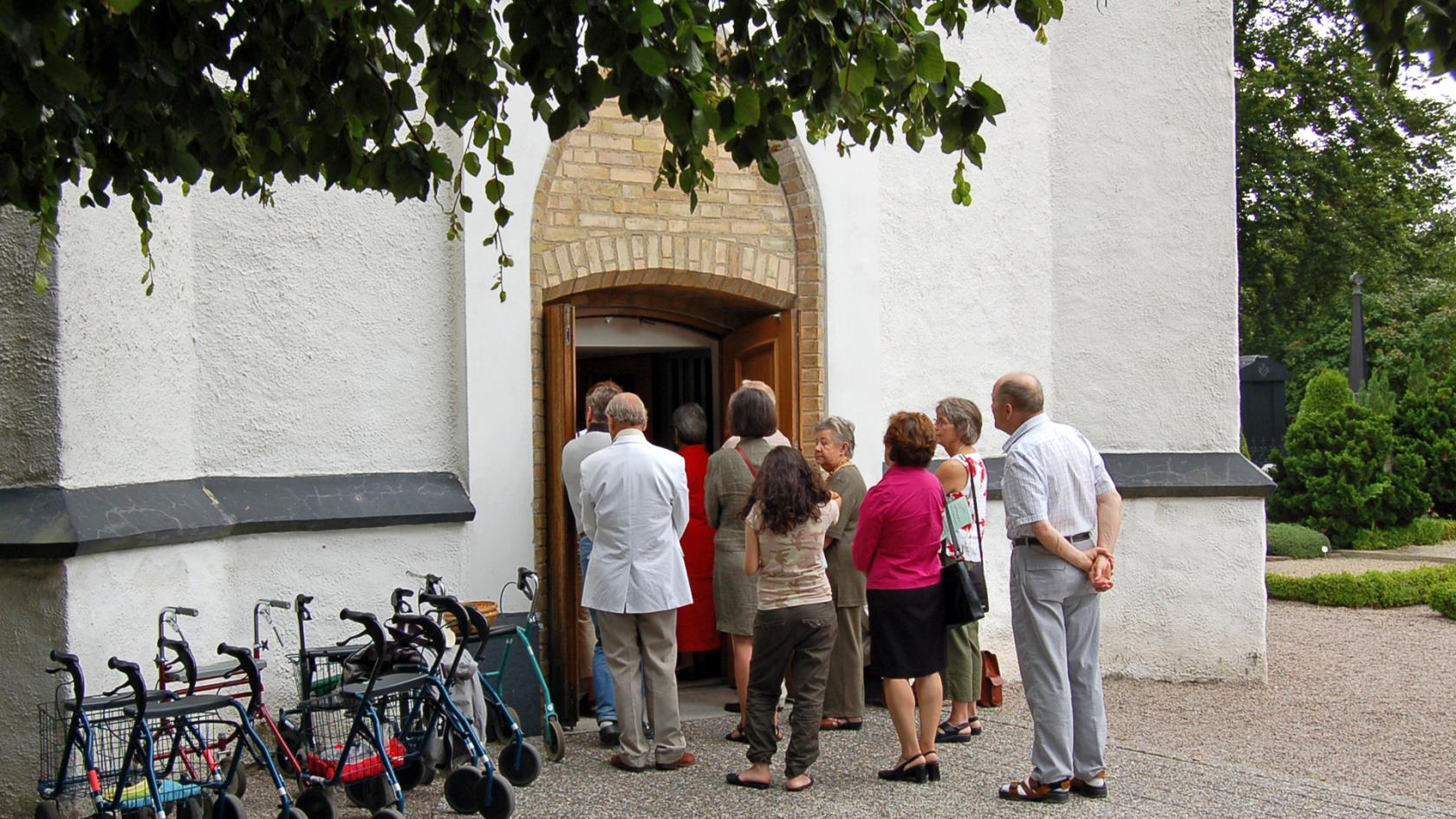 Kö på väg in till gudstjänst i Brågarps kyrka