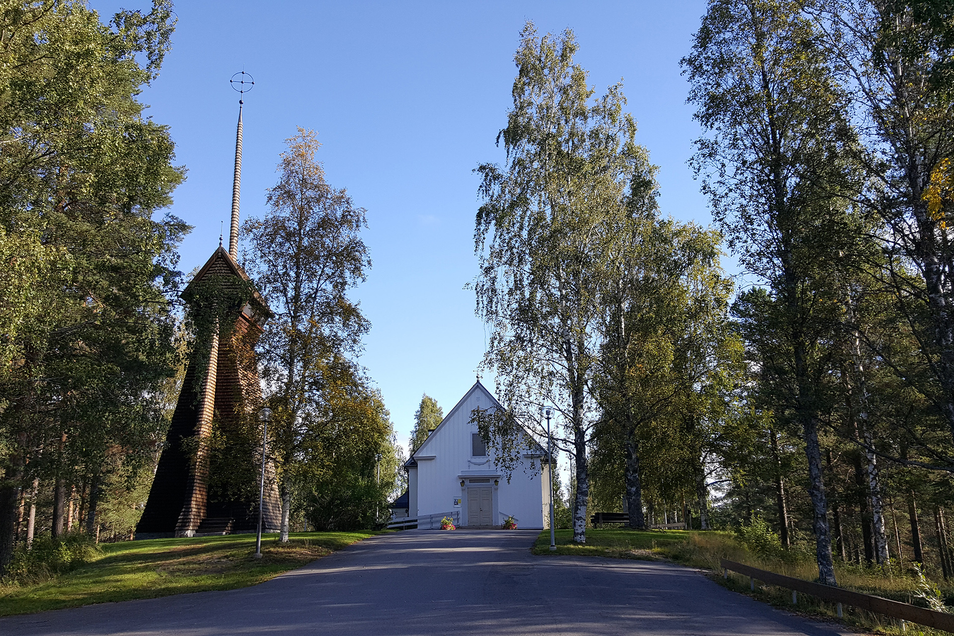 Sommarvy över Gunnarsbyns kyrka.