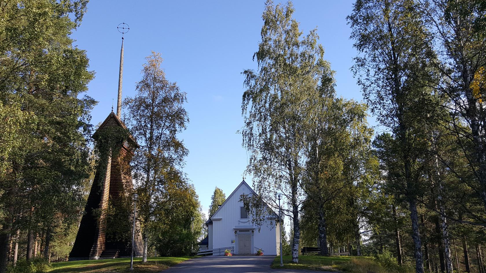 Sommarvy över Gunnarsbyns kyrka.