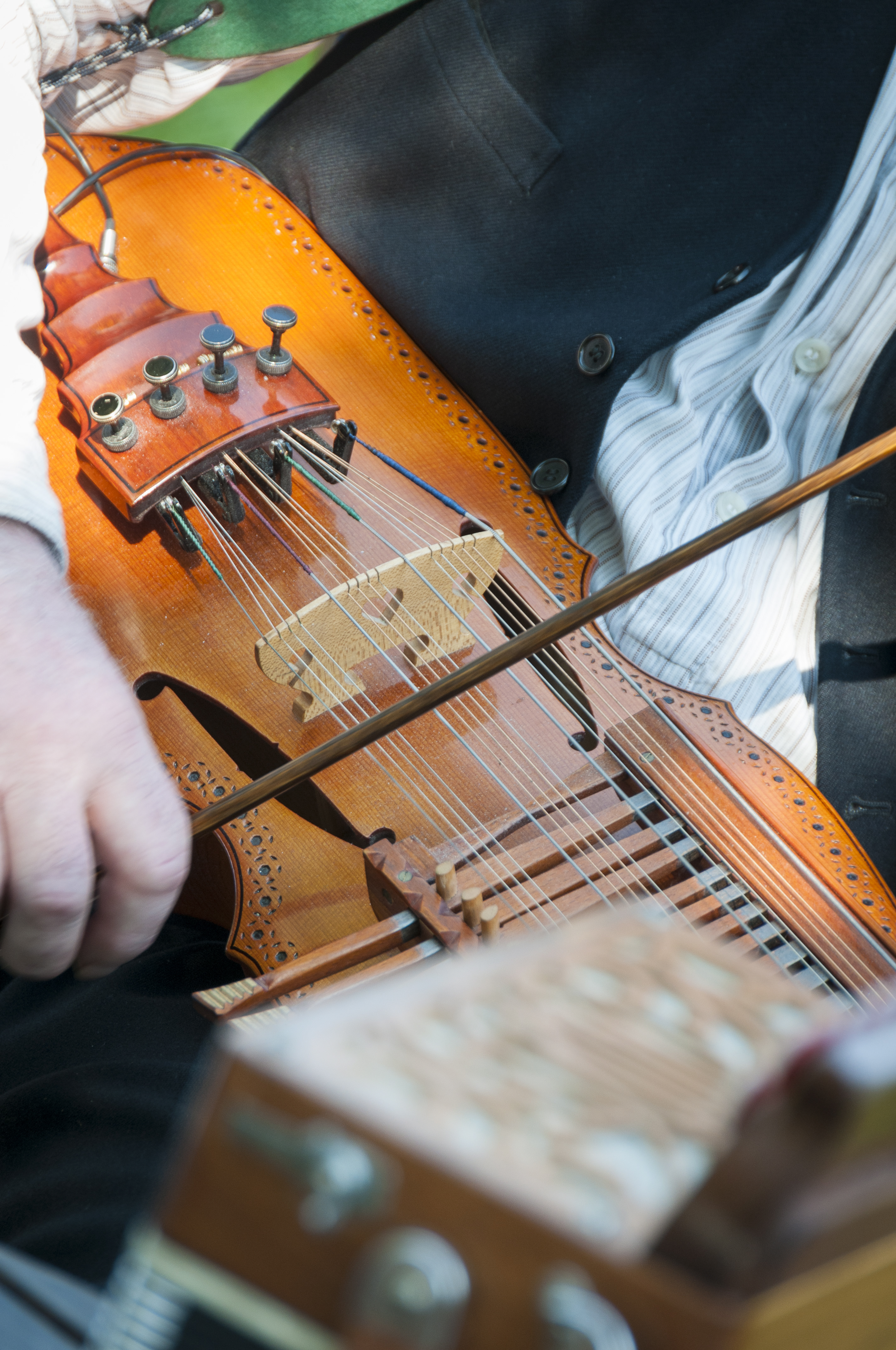 Någon spelar nyckelharpa.