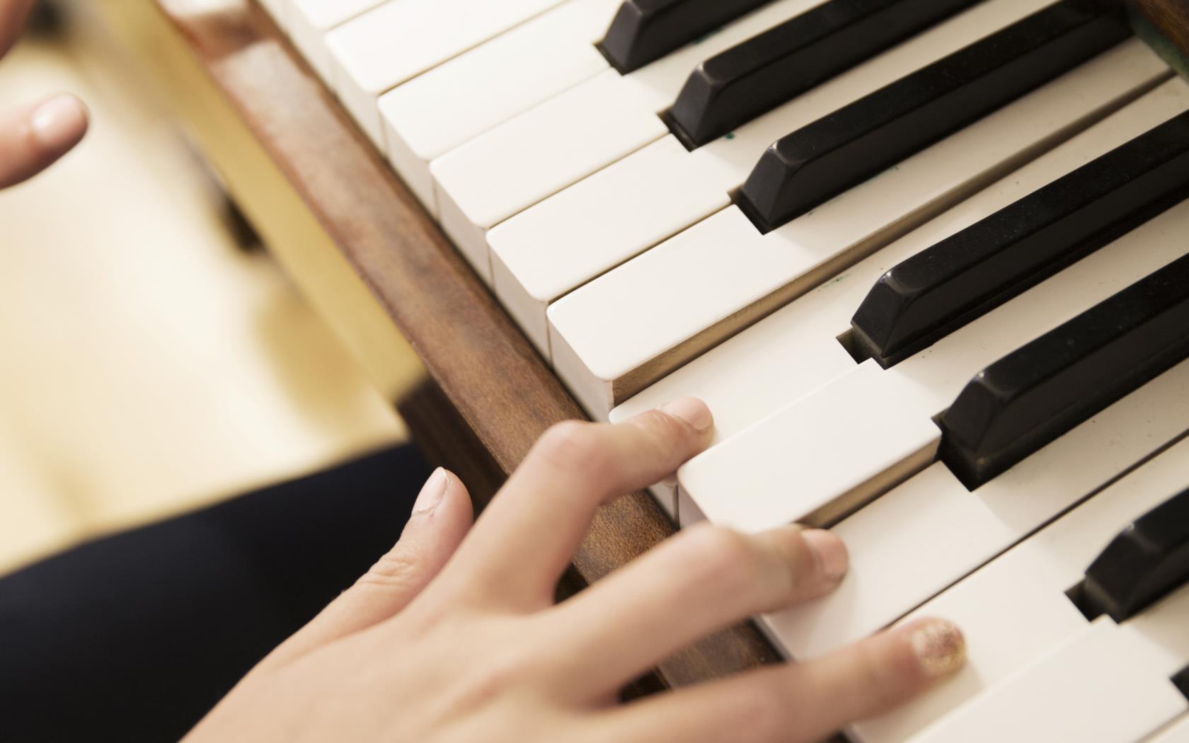 Någon spelar piano.