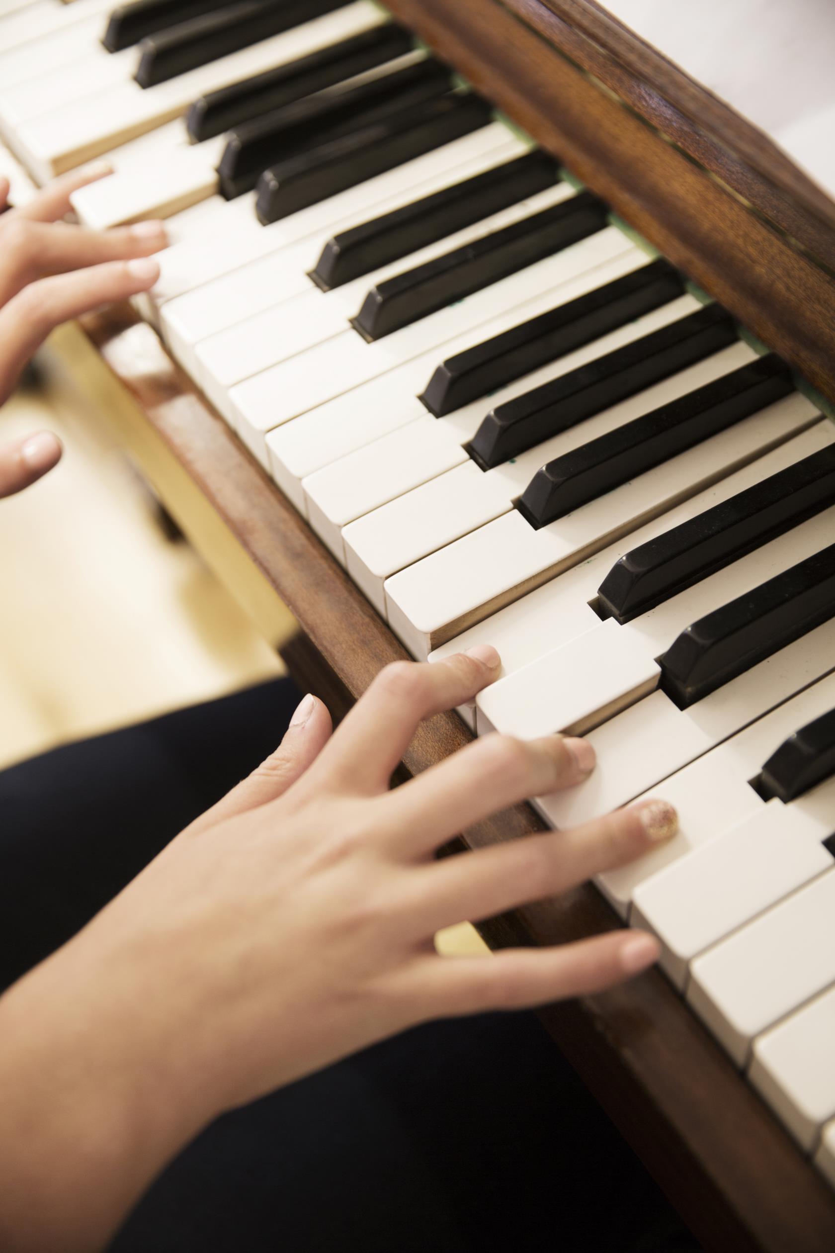 Någon spelar piano.