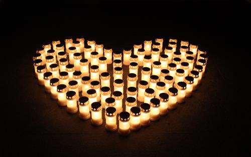 Gravljus placerade i formen av ett hjärta.
