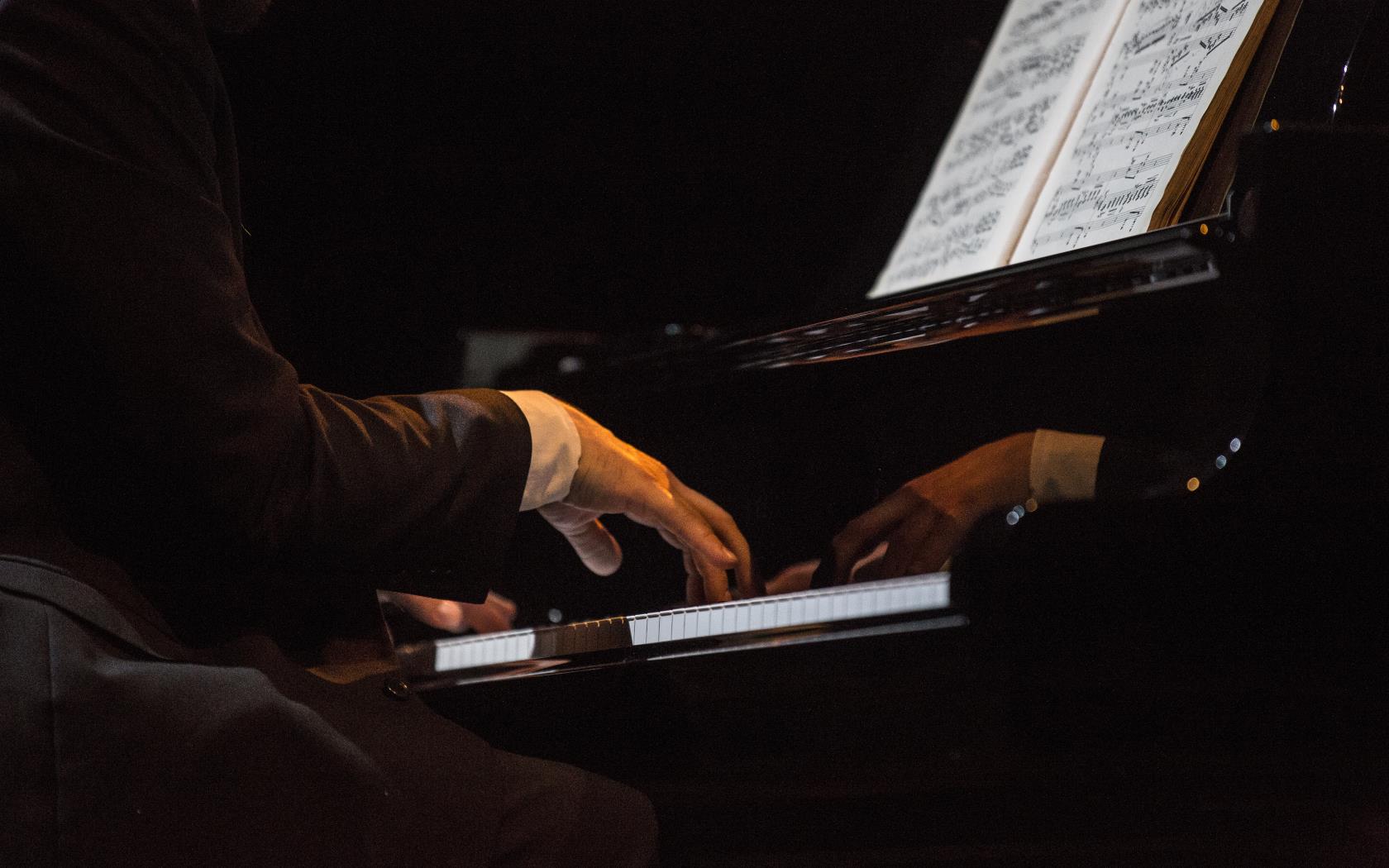 Någon spelar piano.