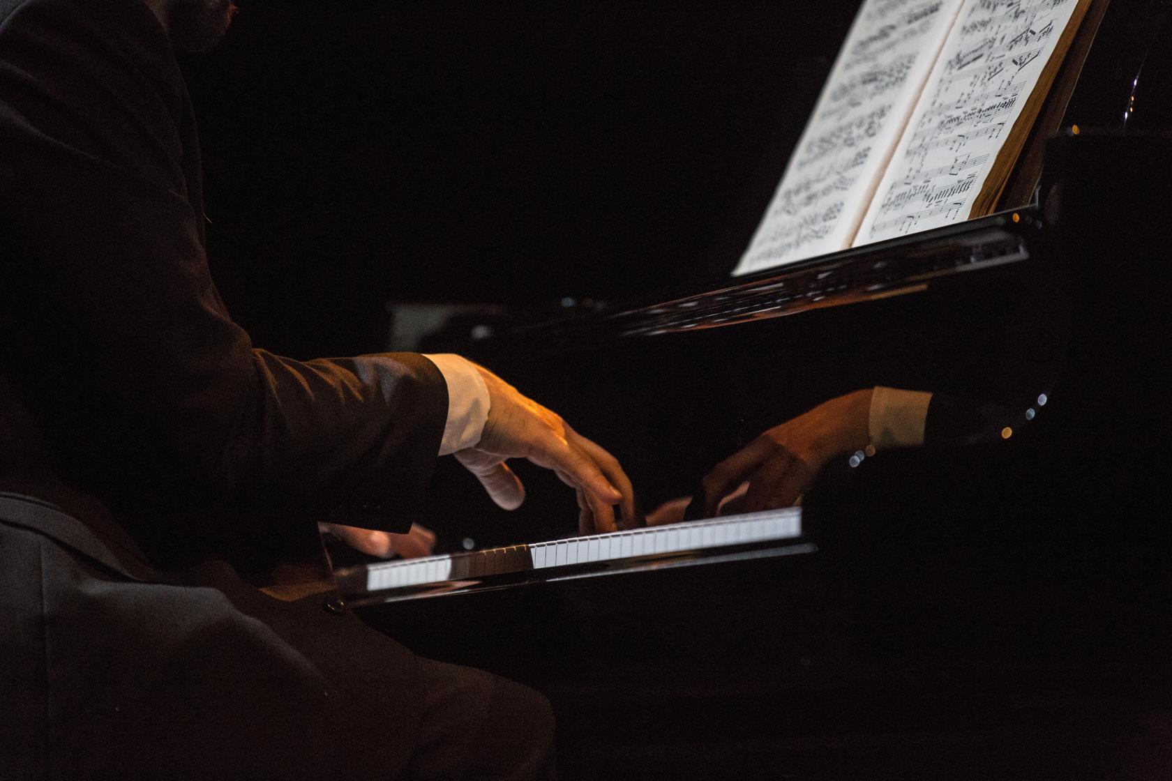 Någon spelar piano.