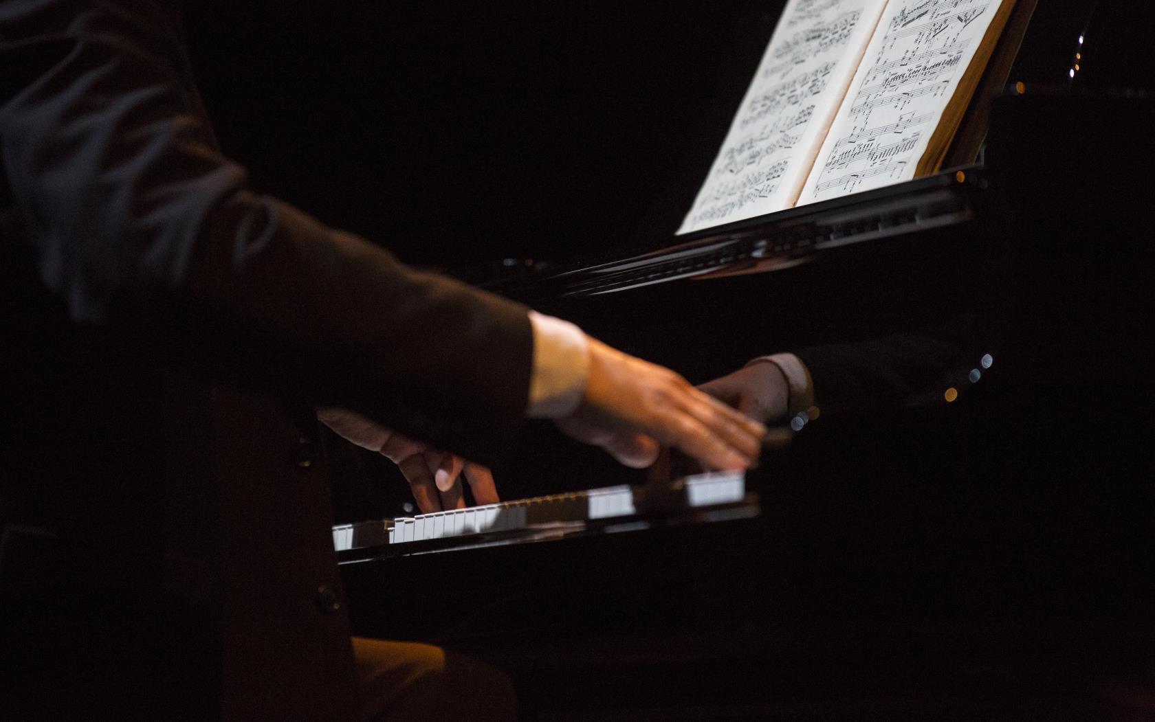 Någon spelar piano.