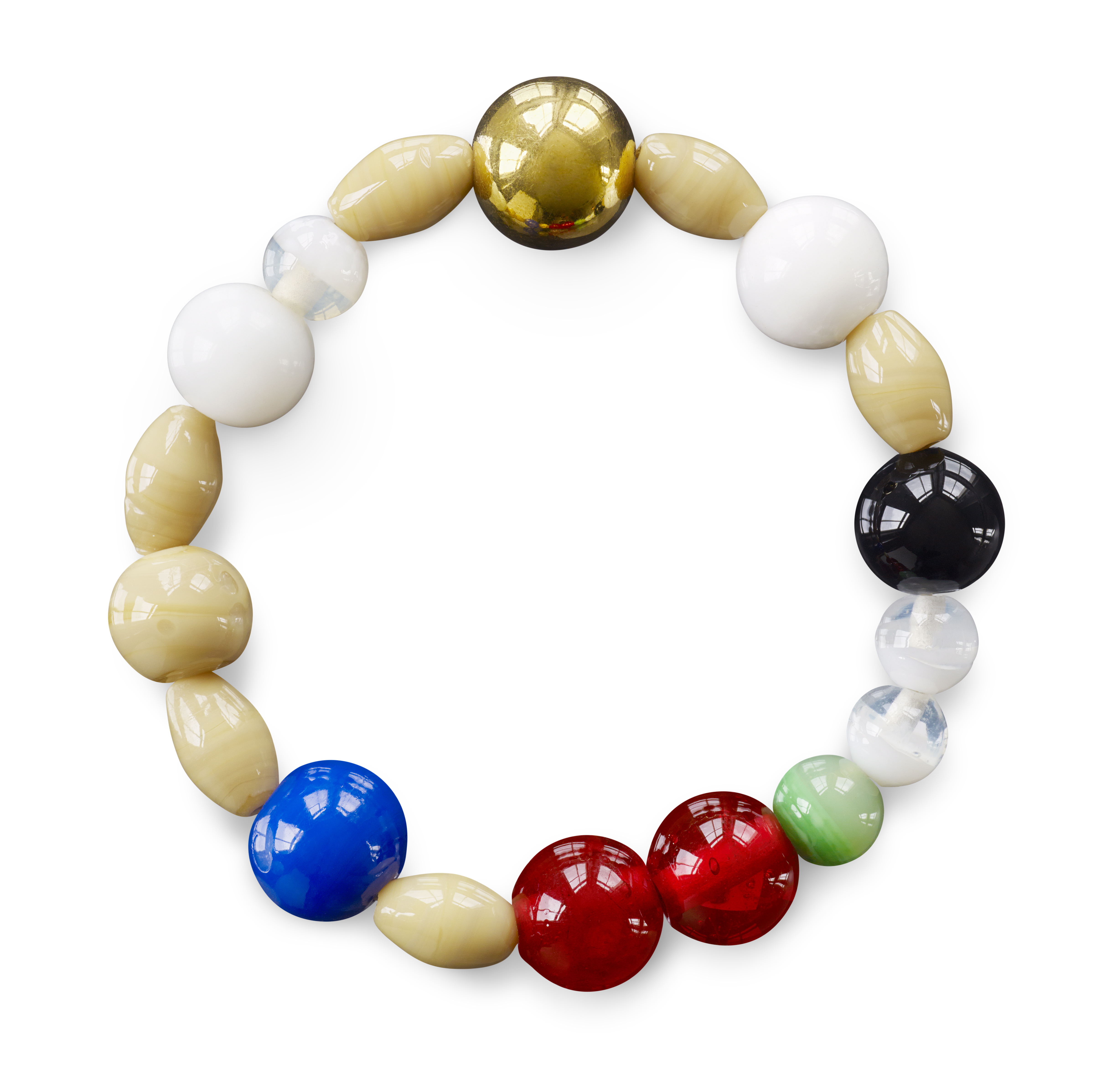 Ett pärlarmband med pärlor i olika färger och former.