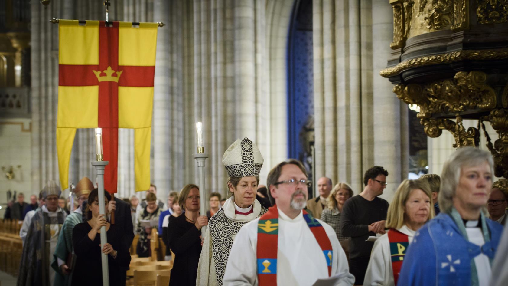 En procession tågar genom Uppsala domkyrka.