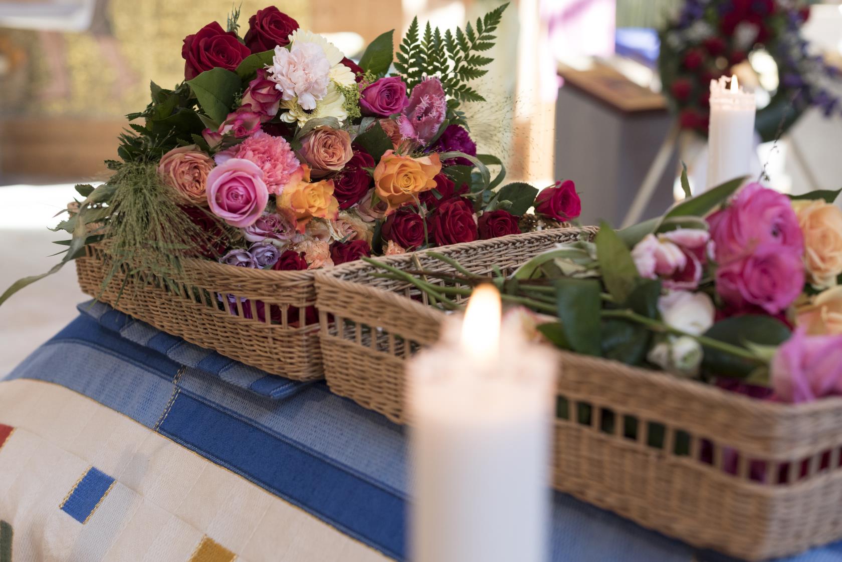 Korgar med blommor står på en kista.