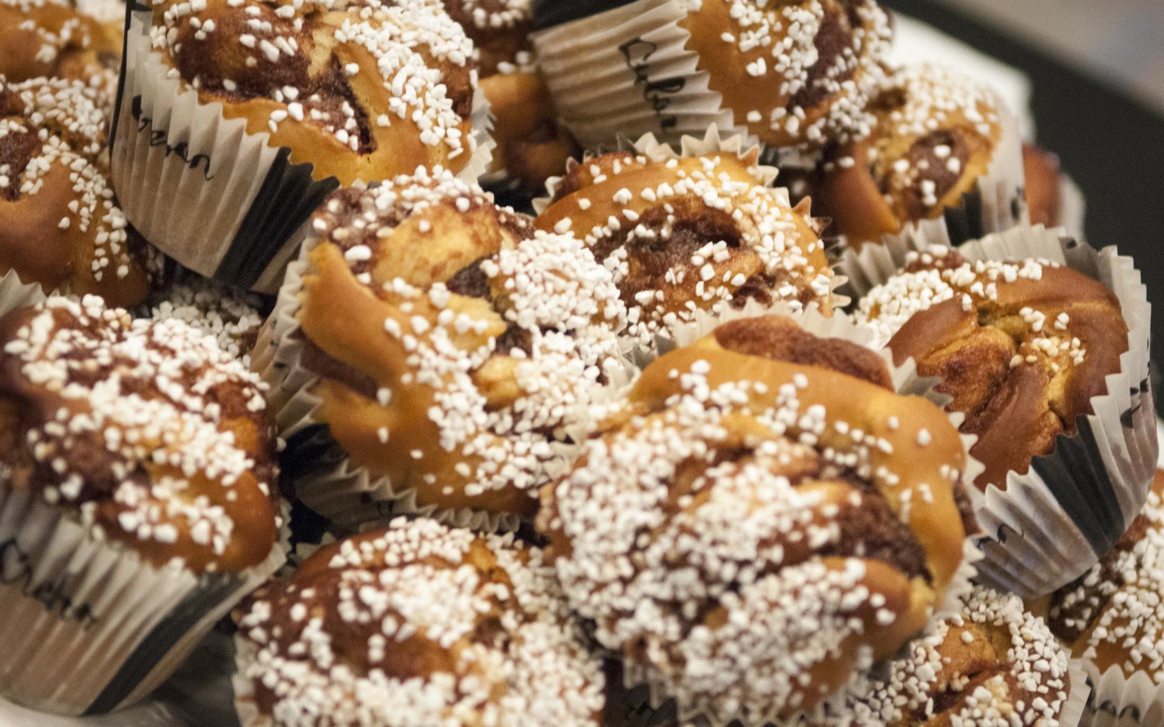 Närbild på en hög kanelbullar.