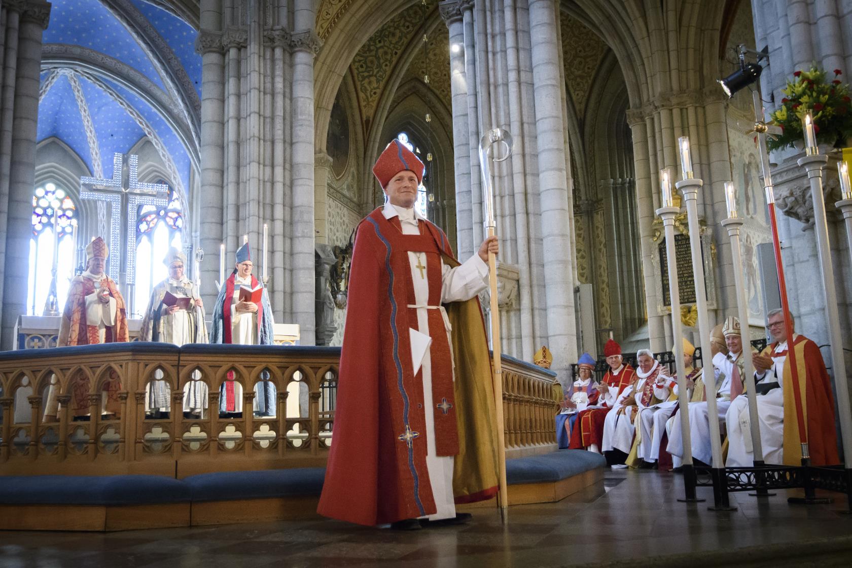 En nyvigd biskop i Uppsala domkyrka.