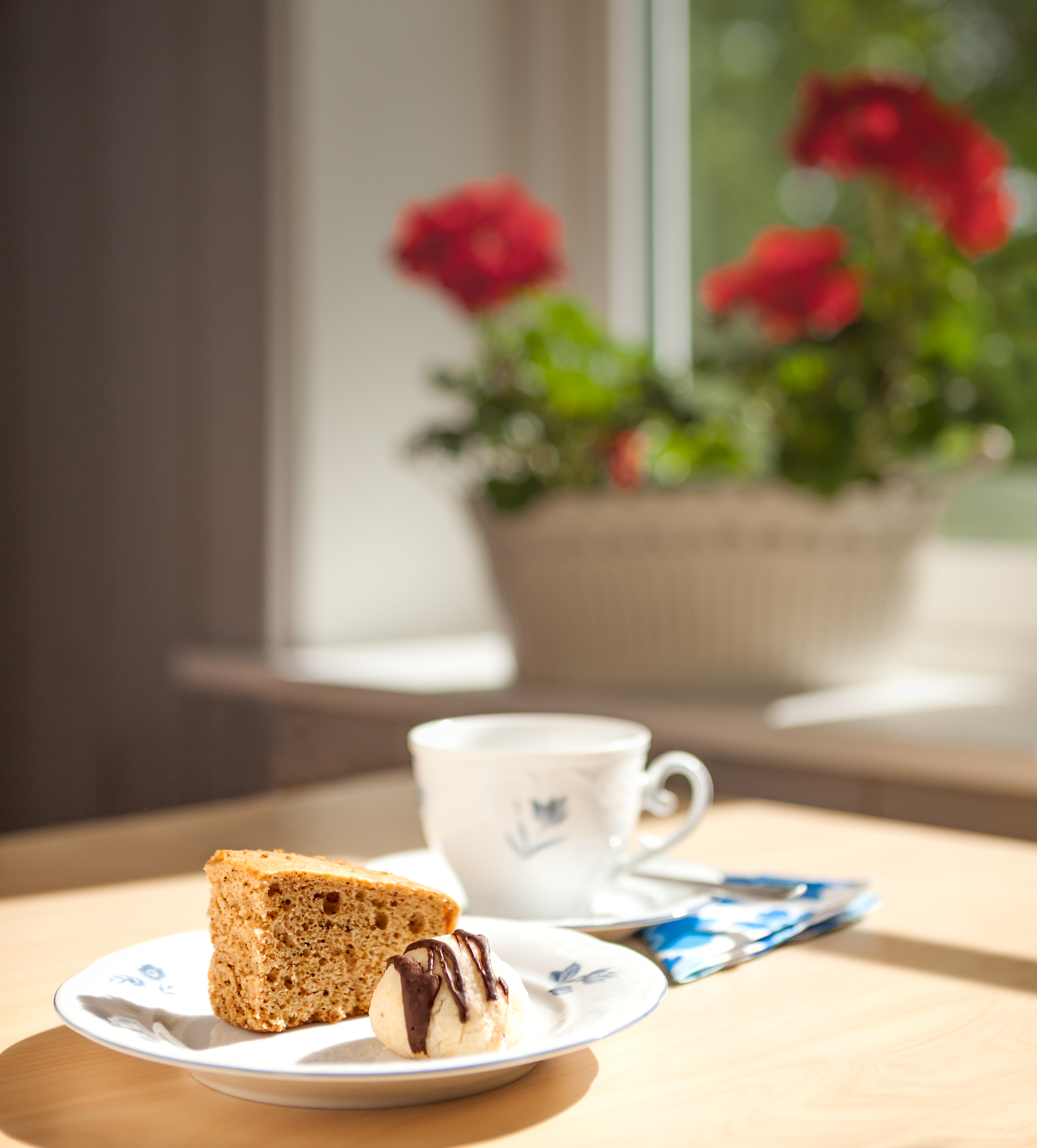 Fikabröd och en kopp kaffe står på ett bord.