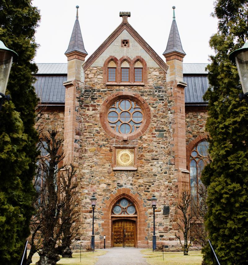 En grusväg leder upp mot Mariestads domkyrka.