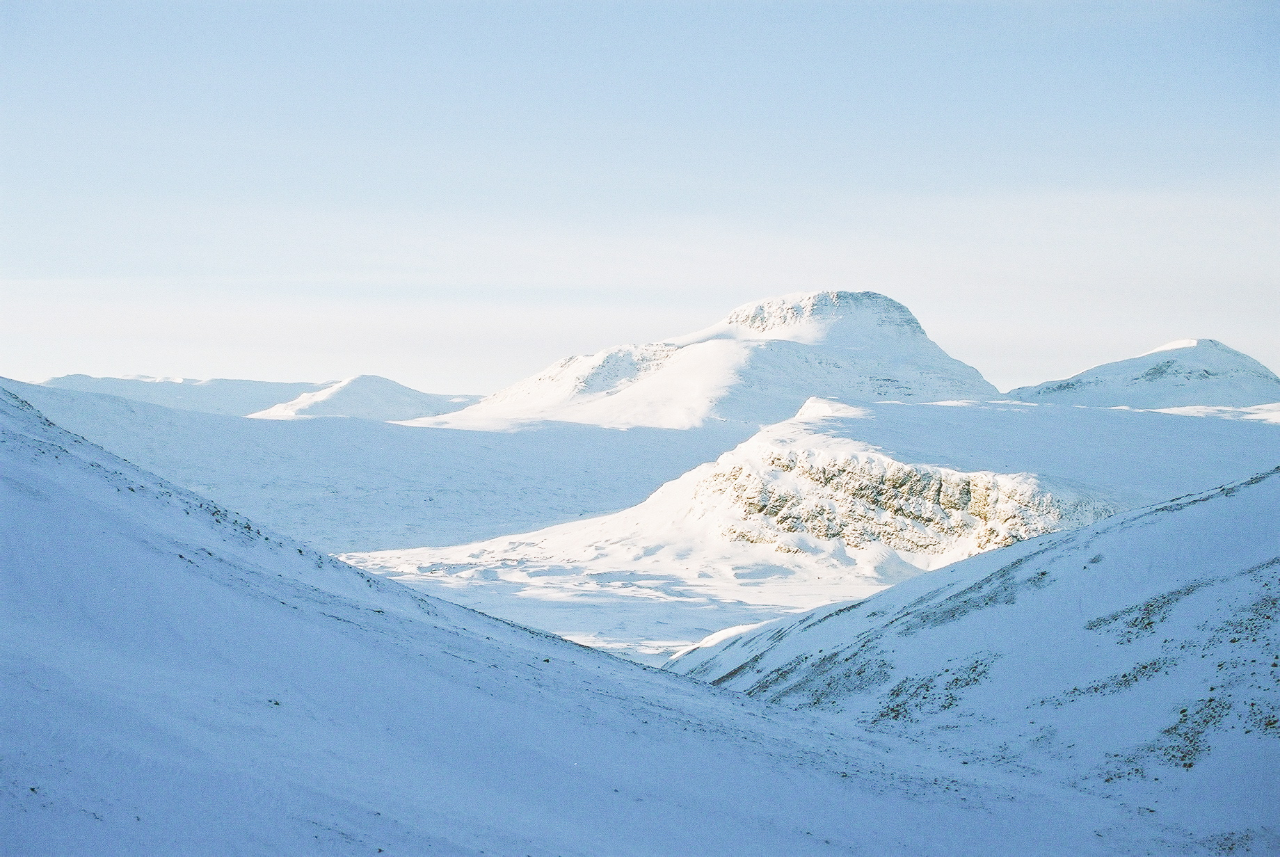 Snötäckta fjäll.