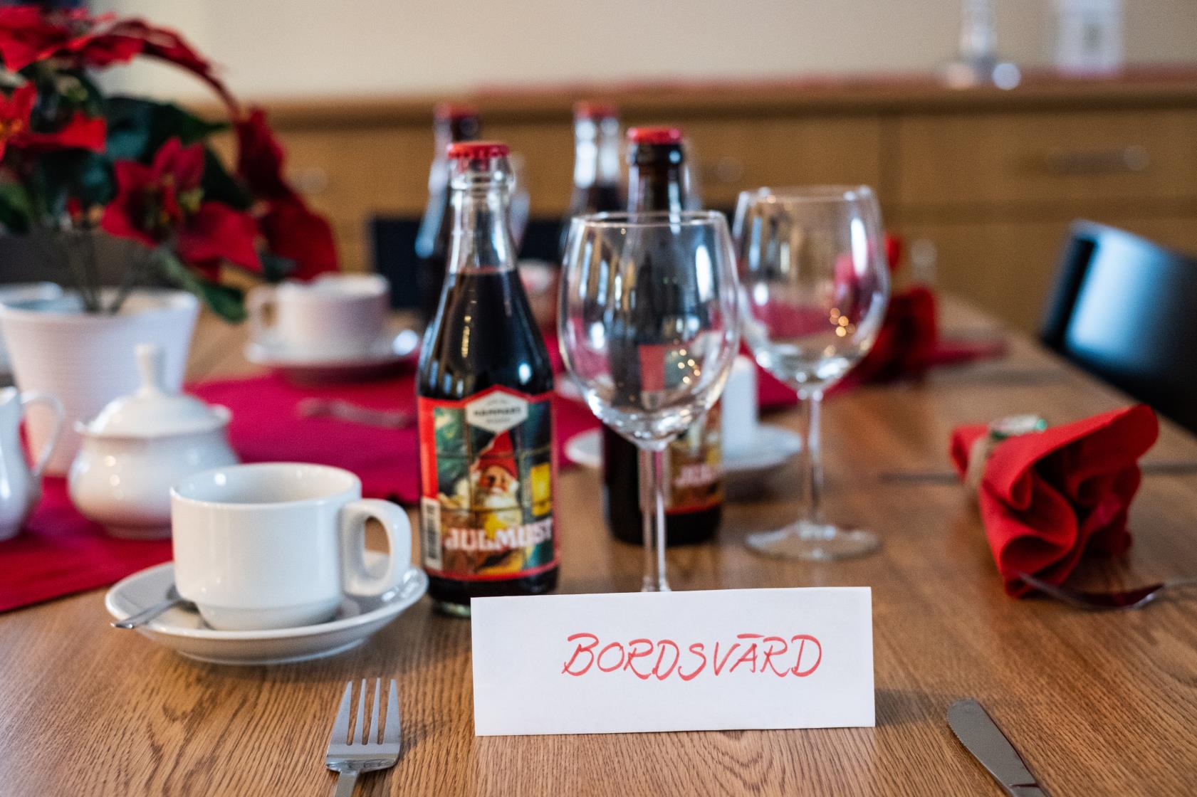 Ett dukat bord med julmust och en lapp med texten Bordsvärd.