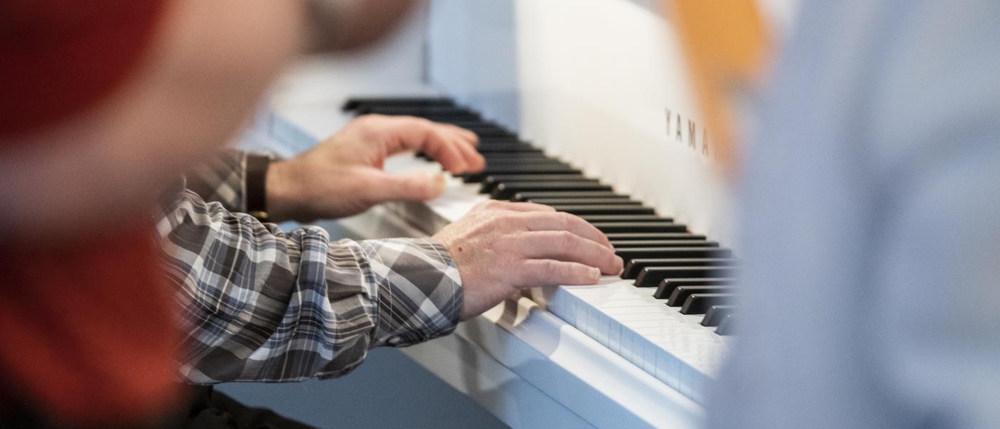 Någon spelar piano.