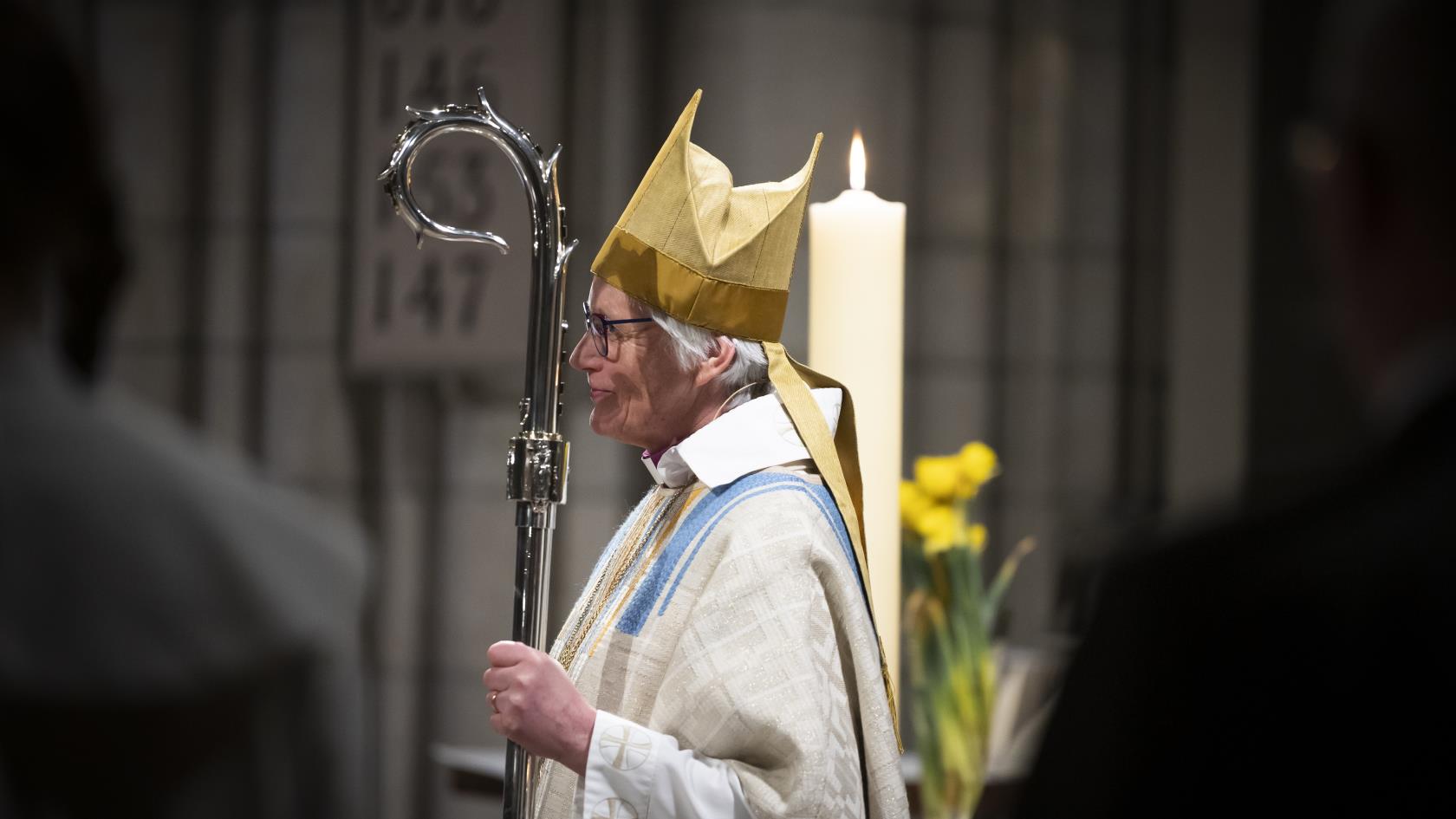 Ärkebiskop Antje Jackelén står med sin kräkla i handen i Uppsala domkyrka.