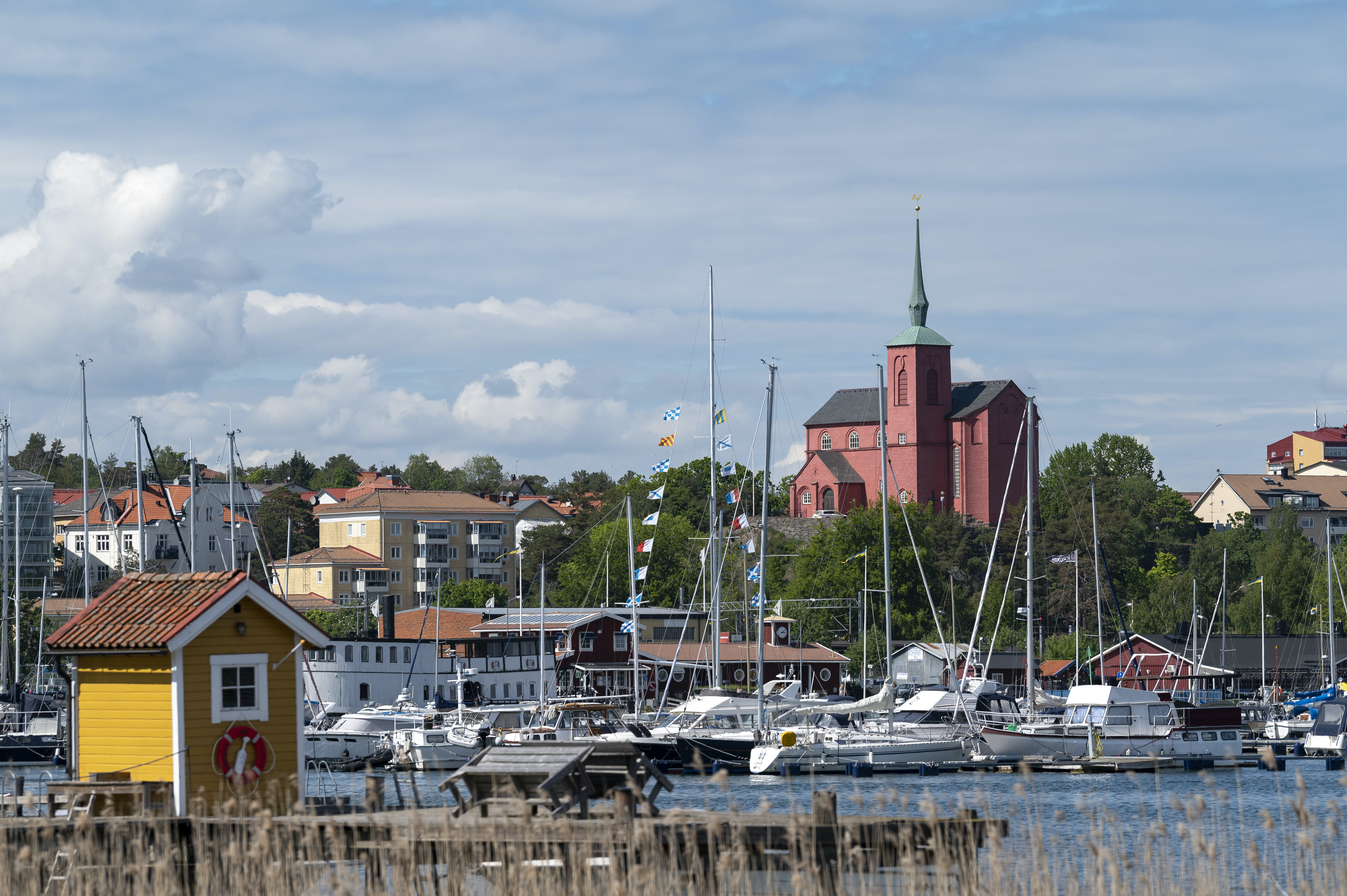 Nynäshamns kyrka syns tydligt från småbåtshamnen.