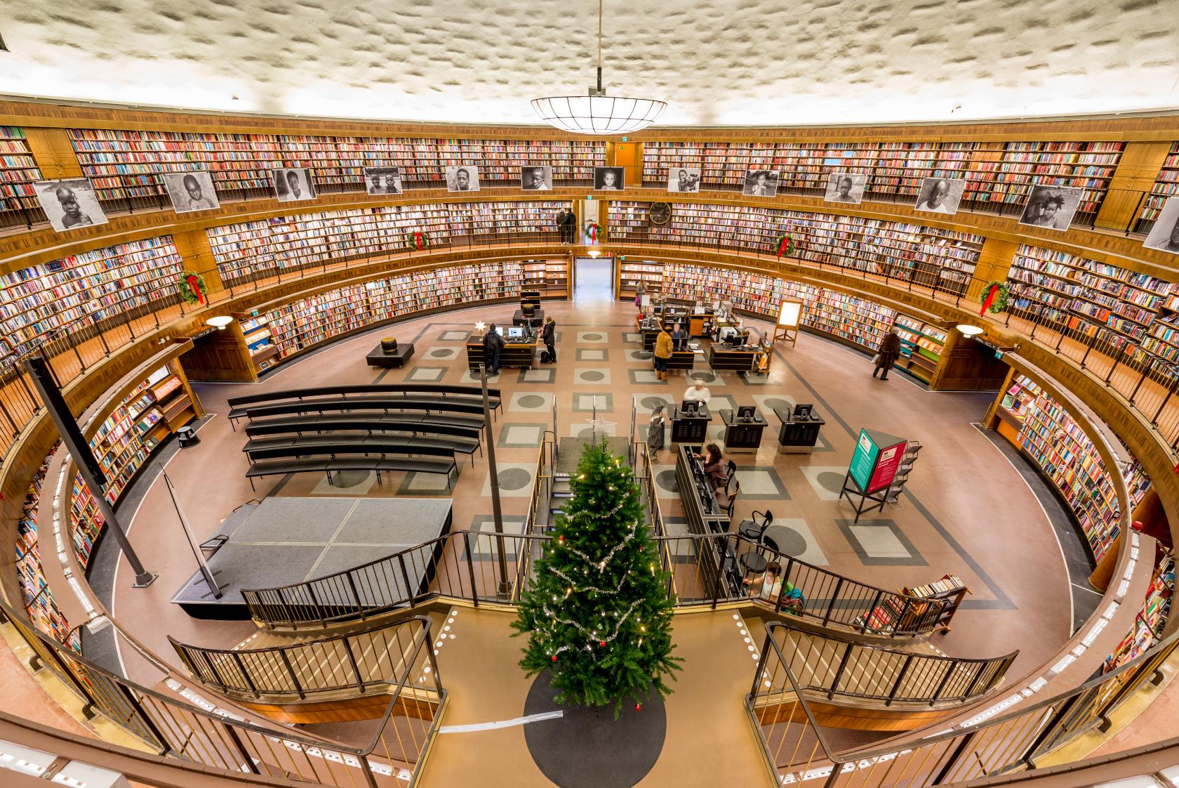 Panoramabild över Stockholms stadsbiblioteks interiör.