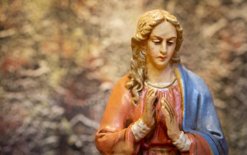 En staty av Jungfru Maria.