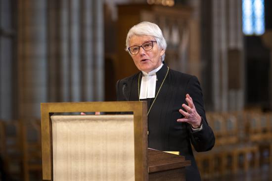 Ärkebiskop Antje Jackelén står i talarstolen Uppsala domkyrka.