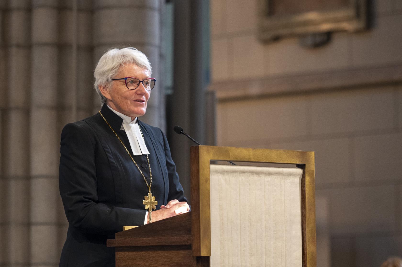 Ärkebiskop Antje Jackelén står i talarstolen Uppsala domkyrka.