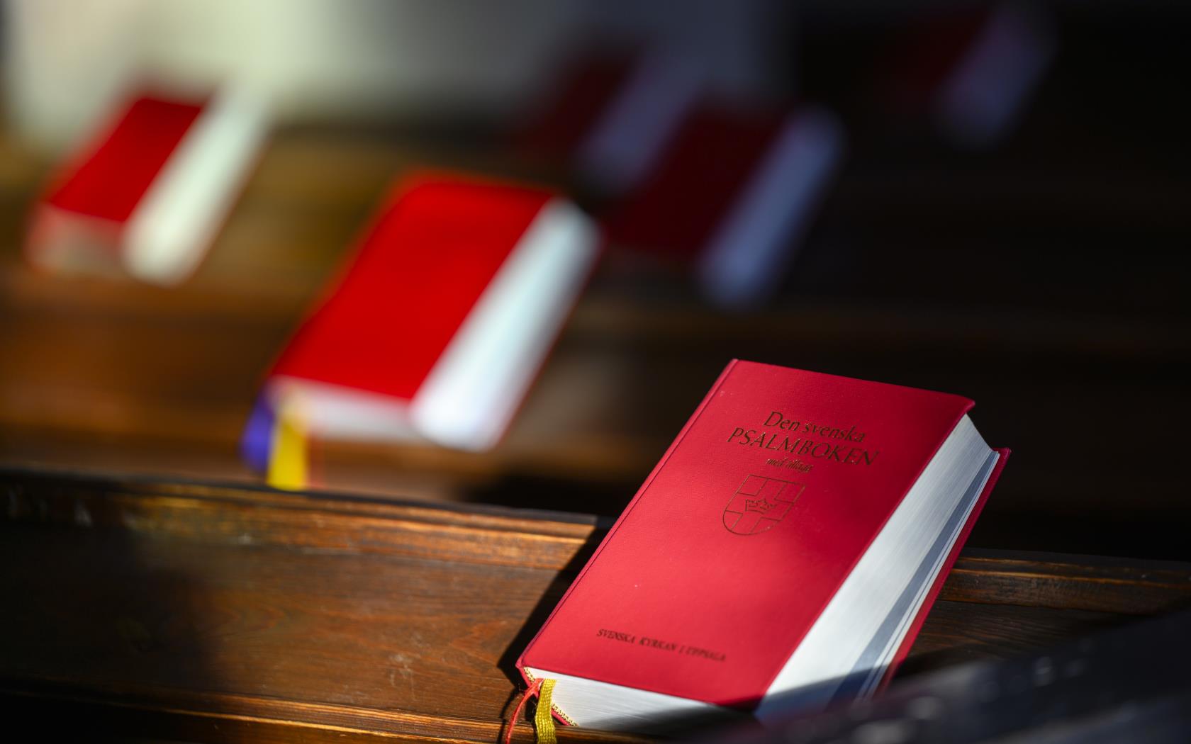 Psalmböcker i kyrkbänken.