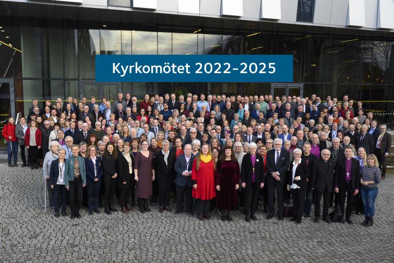 En gruppbild på kyrkomötets ledamöter utanför Uppsala Konsert & Kongress.