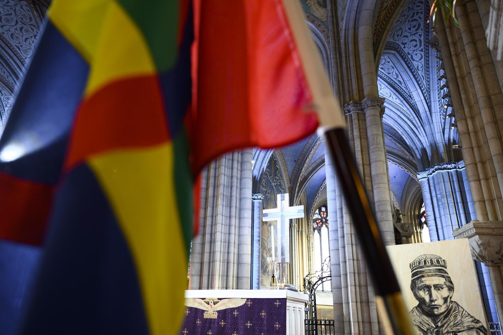 Altaret i Uppsala domkyrka. I förgrunden den samiska flaggan.